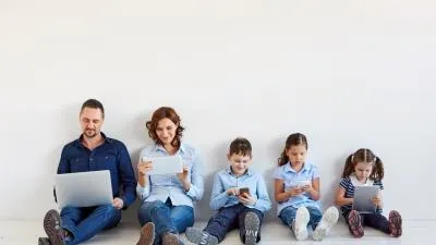 Jangan Biarkan Layar Merenggut Pelukan untuk Anak Kita